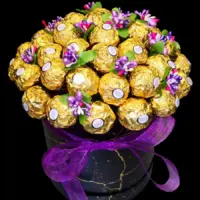 Ferrero Rocher buket u crnoj tubi sa ljubičastom mašnom