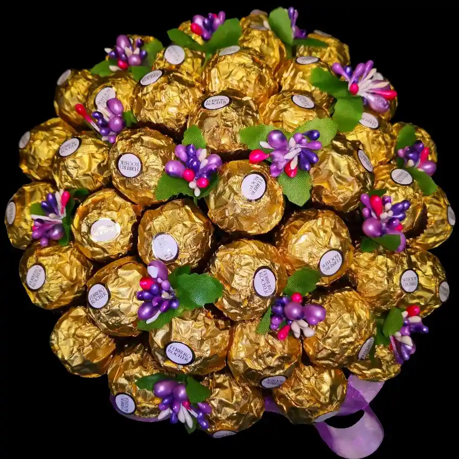 Ferrero Rocher buket sa dekorativnim cvetićima, pogled odozgo