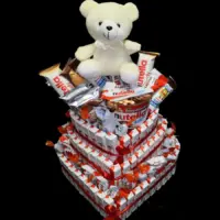 Grand Kinder torta Srce sa Kinder čokoladicama u višeslojnom obliku srca i plišanim medom