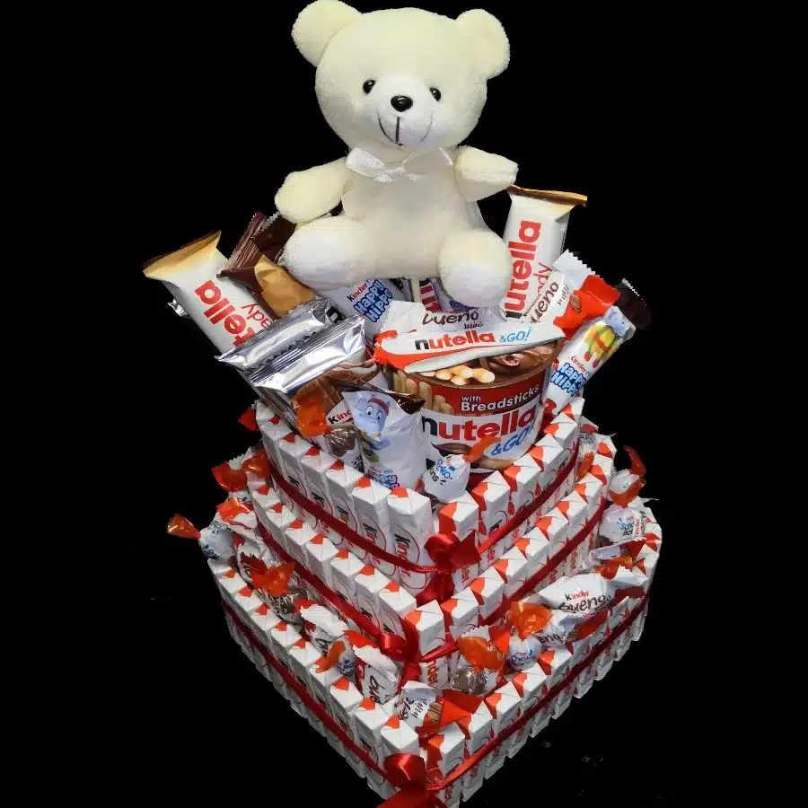 Grand Kinder torta Srce sa Kinder čokoladicama u višeslojnom obliku srca i plišanim medom