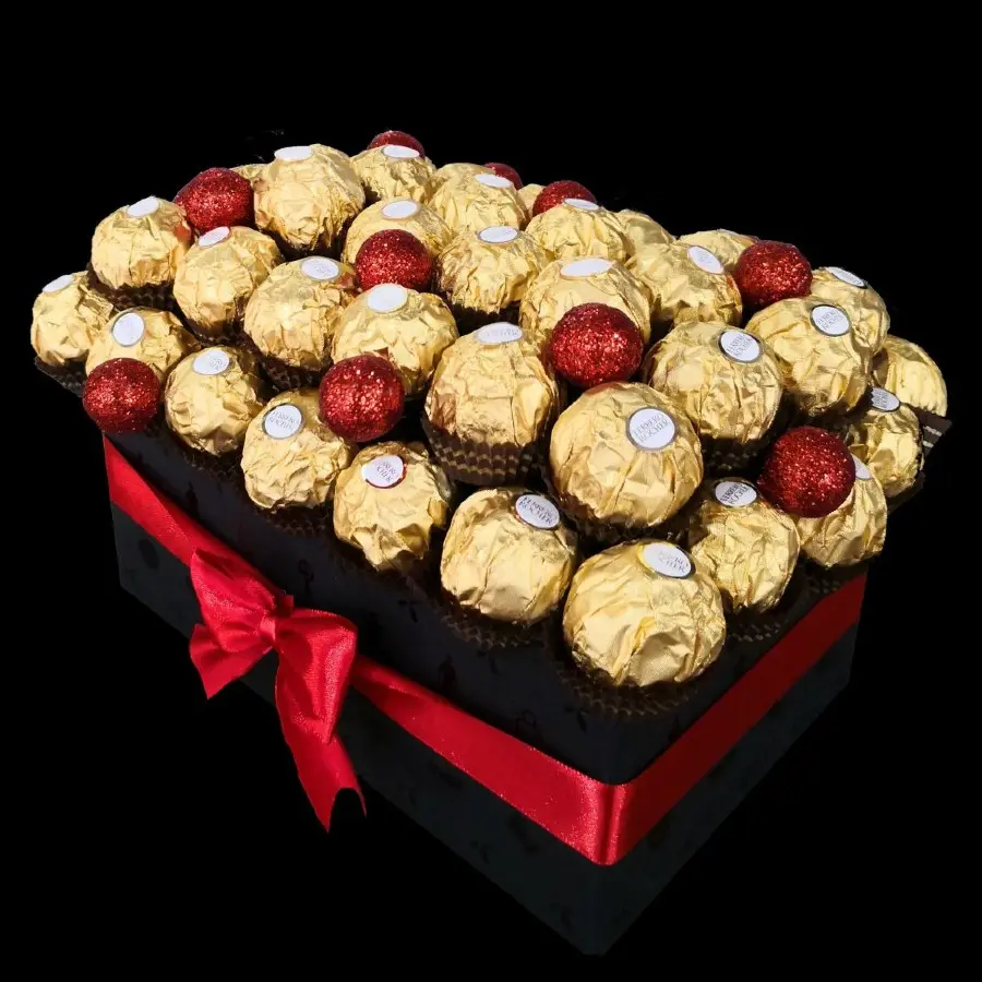 Poklon Ferrero Buket MAX iz bočnog ugla u crnoj kutiji