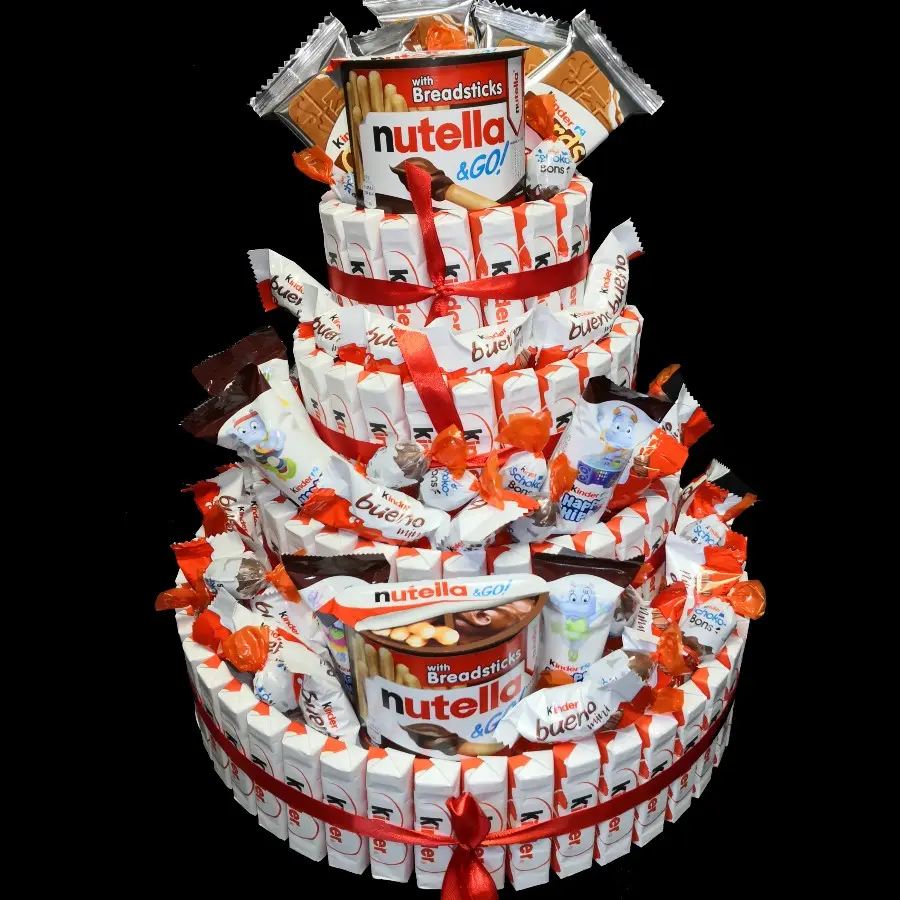 Poklon Grand Kinder torta sa Kinder proizvodima u višeslojnom aranžmanu