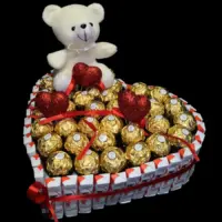 Poklon Kinder srce meda sa Kinder čokoladicama, Ferrero Rocher kuglama, plišanim medom i dekorativnim srcima
