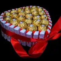 Poklon Kinder srce Standard sa Kinder čokoladicama, Ferrero Rocher kuglama i crvenom satenskom mašnom