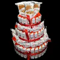 Poklon Kinder torta sa Kinder proizvodima u tri kružna nivoa
