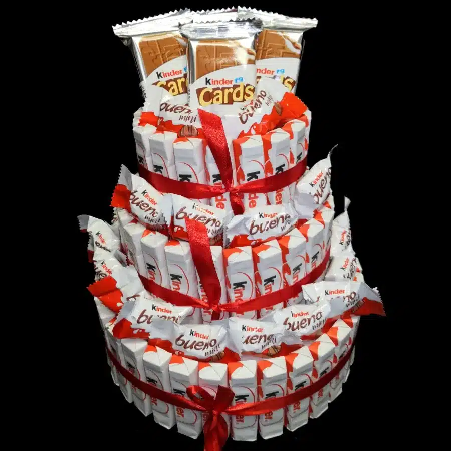 Poklon Kinder torta sa Kinder proizvodima u tri kružna nivoa