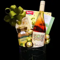 Set za slavu Rose sa Kovačević Orfelin roze vinom, Jacobs kafom i slatkišima u crnoj poklon kutiji sa zelenom mašnom