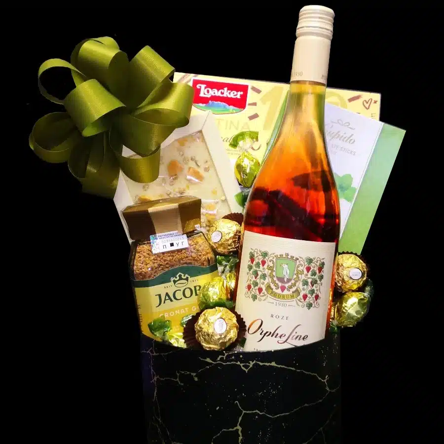 Set za slavu Rose sa Kovačević Orfelin roze vinom, Jacobs kafom i slatkišima u crnoj poklon kutiji sa zelenom mašnom