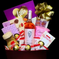 Slavski set Angel sa Grape Angel roze vinom, Nescafé Crema kafom, bombonjerama i čokoladama u ukrasnoj kutiji sa zlatnom mašnom