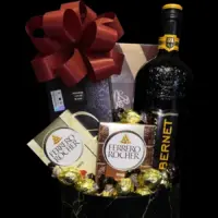 Slavski set Cabernet sa crvenim vinom, Grand kafom, Bajaderom, Ferrero Rocher mlečnom i belom čokoladom i Zaini pralinama u crnoj kutiji sa bordo mašnom